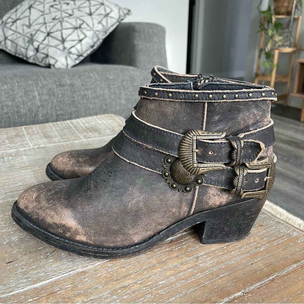 Circle G by Corral Women's Urban Black Distressed Multi-Straps Ankle Booties 5.5